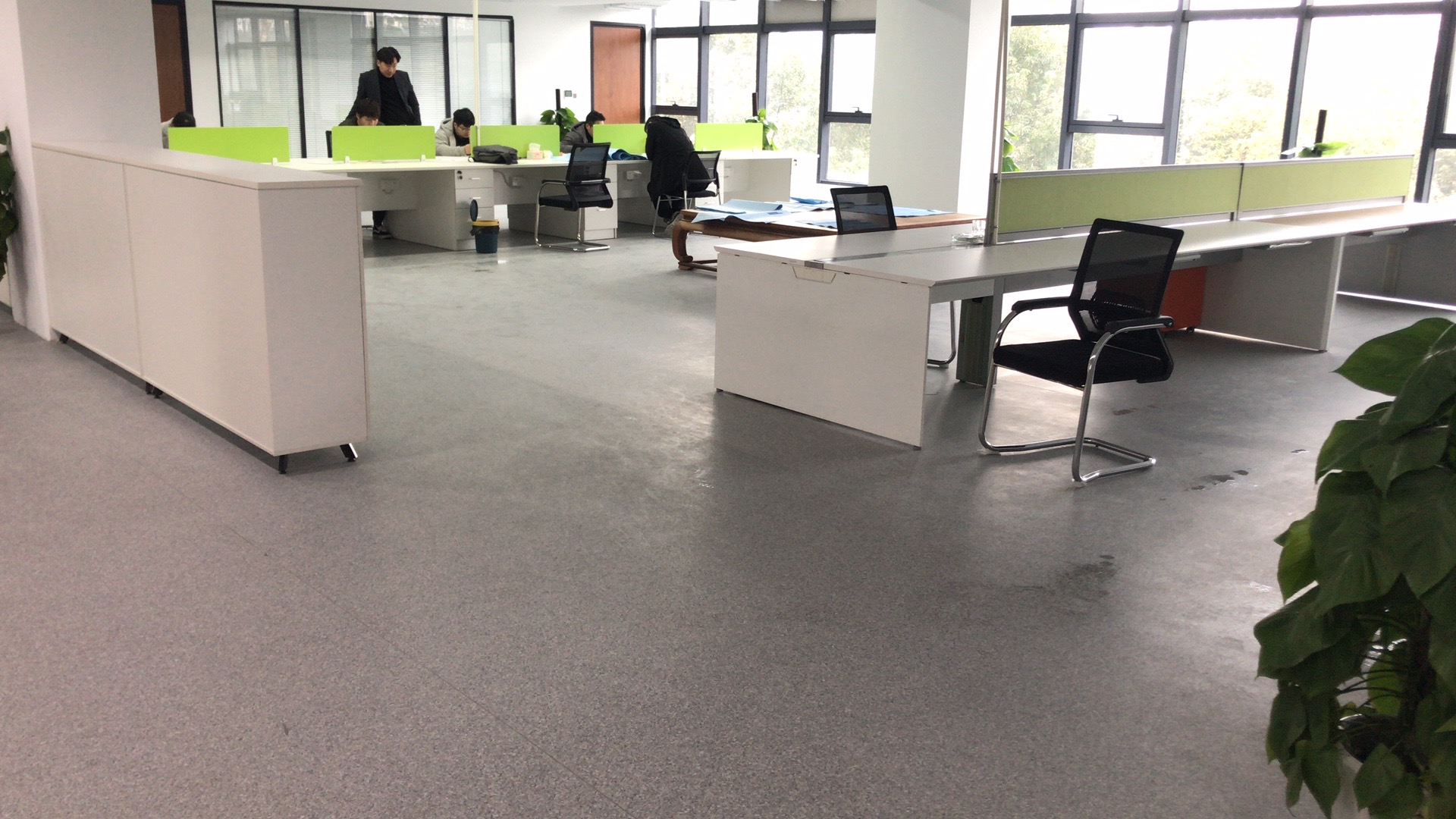 PVC塑胶地板的厚度是否决定其耐用性【腾方PVC地板】