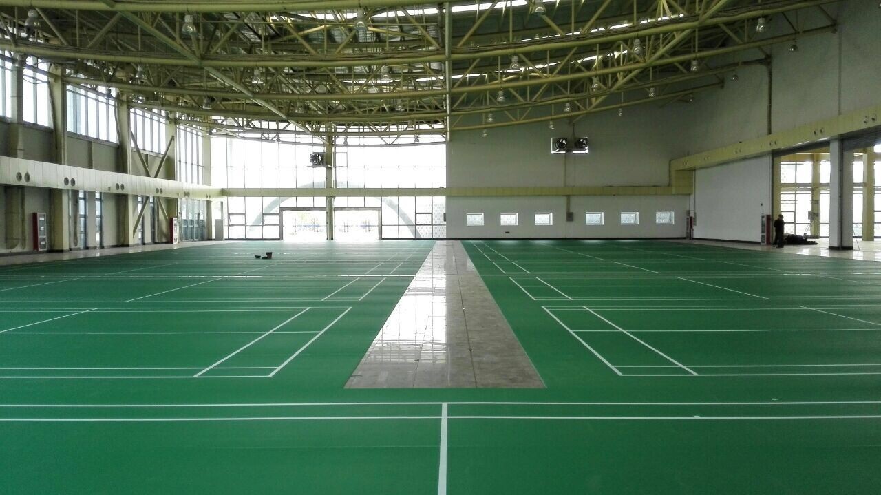 羽毛球场地为什么选用PVC运动地板而不是木地板【腾方PVC地板】