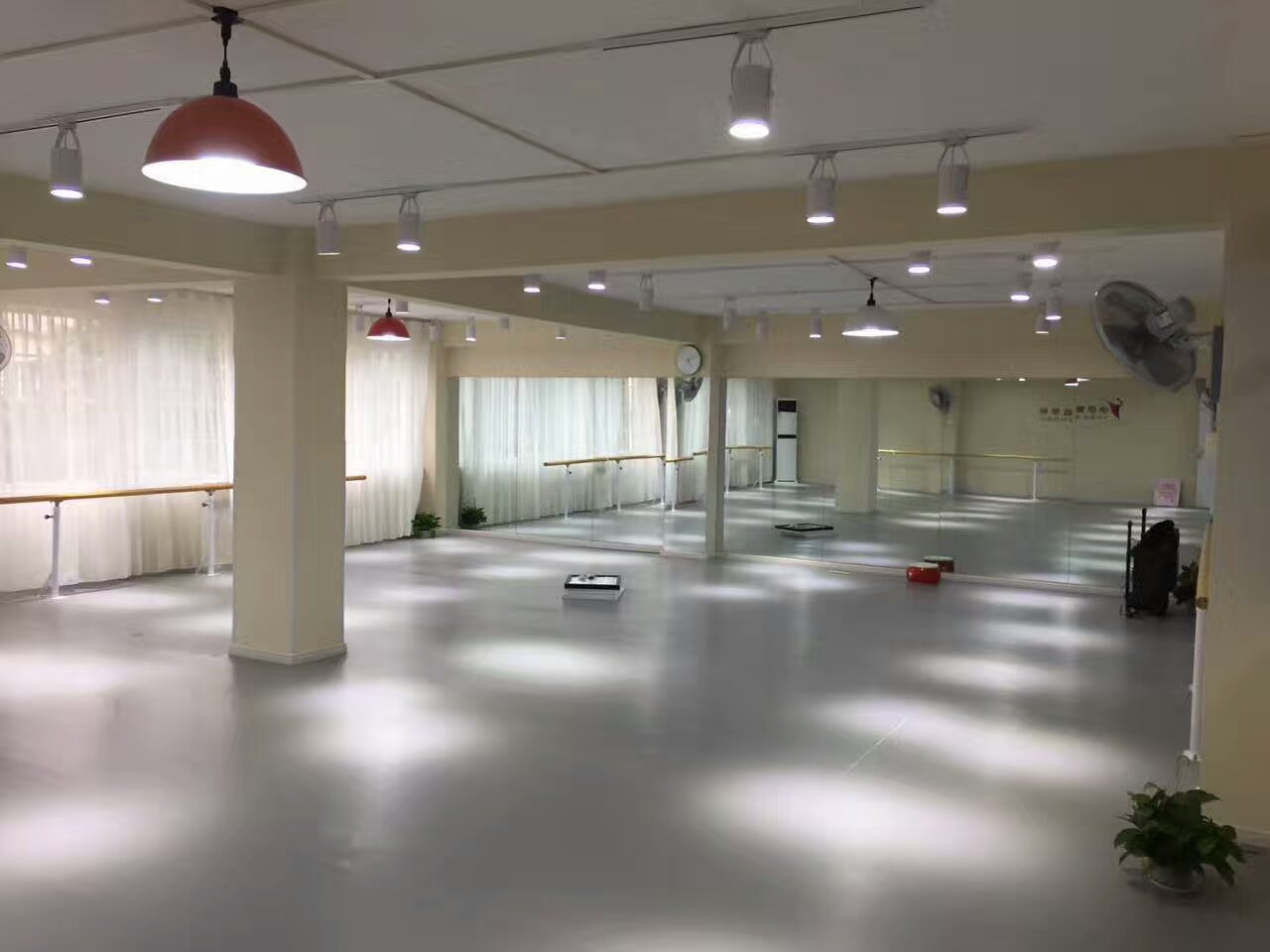 为什么现在的舞蹈教室都选用舞蹈地胶而不是木地板【腾方PVC地板】