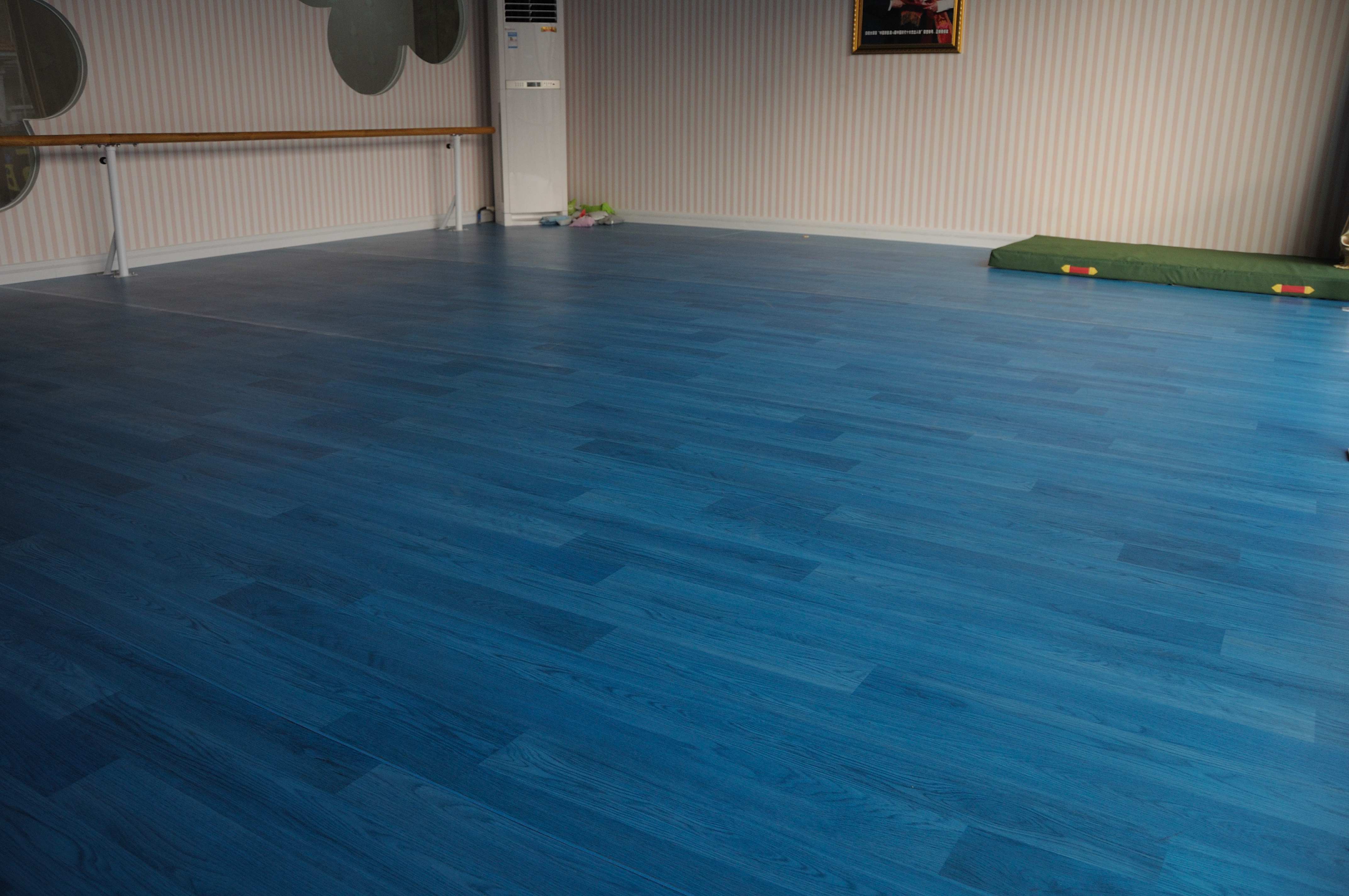 清除塑胶地板表面残留胶水的十二种方法【腾方PVC地板】