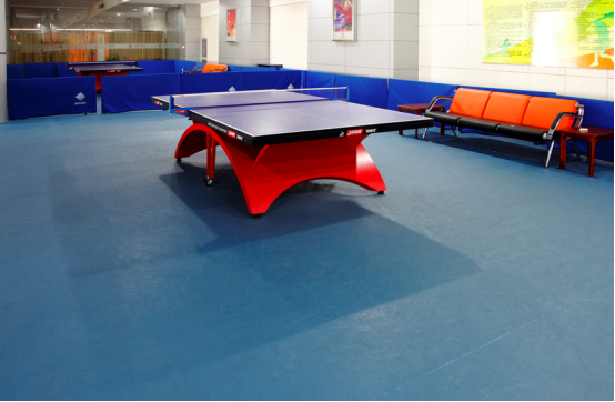 乒乓球pvc运动地板施工过程是怎么样的【腾方PVC地板】